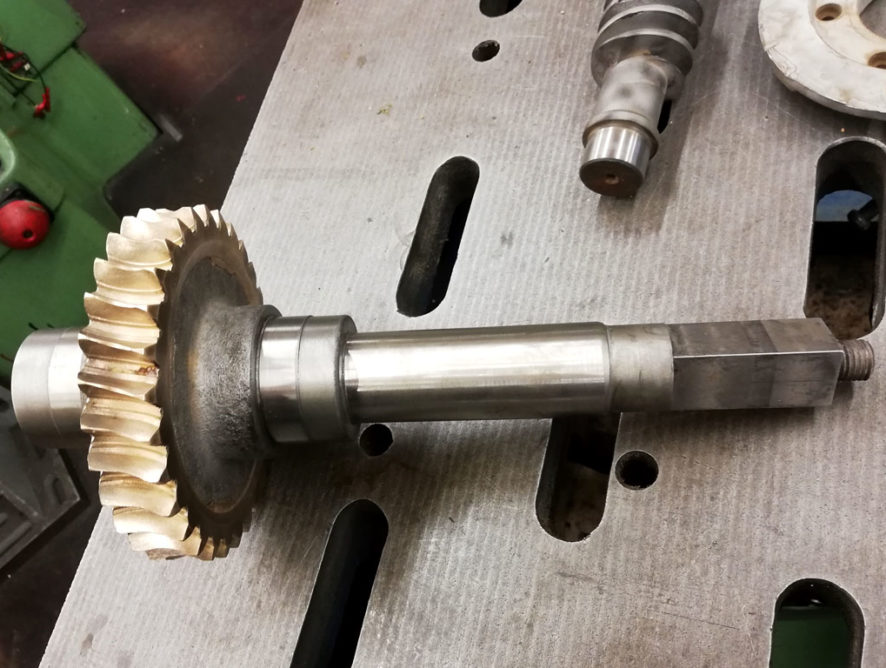 Schneckengetriebe Reparatur eines Butterfertigers, schwer in Mitleidenschaft gezogen durch Wasser und Rahmeintritt über defekten Wellendichtring.